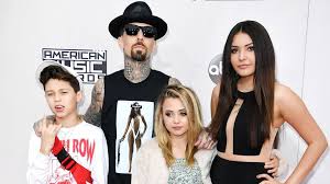 The daily mail wrote about how travis took alabama and landon to universal studio hollywood's halloween horror nights in september 2018. Exclusive Travis Barker Brings His Adorable Kids To The Amas This Is My Support Group Entertainment Tonight