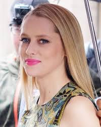 Pregnant teresa palmer shows off her growing bump at hacksaw ridge premiere. How Old Were Teresa Palmer And Andrew Garfield In Hacksaw Ridge