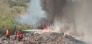 Tapi karena pasokan air yang sulit di sini, api menyala lagi. Lagi Tpa Di Panembong Terbakar Radarbandung Id