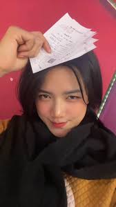 Khi không còn đủ khỏe để giữ mẹ lại bên mình, Hoan chọn cách mang mẹ đi  thật xa sang tận bên oppa Hàn Quốc