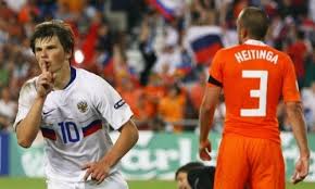 Режиссёр александр рогожкин, автор фильмов про «особенности национальной охоты и рыбалки», снял кино о том, как сборная россии побеждает в чемпионате мира по футболу, проходящем у себя дома. Vyshel Dokumentalnyj Film S Uchastiem Arshavina O Legendarnom Matche Sbornoj Rossii Futbol Sports Kz