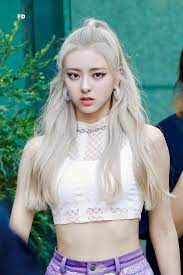 She is the lead dancer, lead rapper, vocalist, visual, maknae of itzy, south korean . Itzy Yuna 190826 Itzy Kpop Girls Women