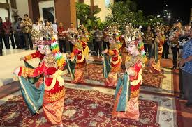 Malaysia mengklaim dan mempatenkan batik motif parang rusak, angklung, wayang kulit oleh malaysia, tarian ini diberi nama tari barongan. 6 Tari Adat Tradisional Jambi Yang Perlu Diketahui Oleh Anda Sering Jalan