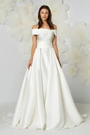 De mooiste kussens, plaids, poefjes en loungestoelen in exclusieve stoffen en hippe accessoires voor je keuken koop je hier online. Margareth Abito In Mikado Morbido Di Linea Semiampia Atelier Eme Abiti Da Sposa Semplici Vestaglia Abiti Da Sposa