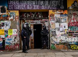 Heute soll eine brandschutzprüfung erfolgen. Polizei Durchsucht Besetztes Haus In Der Rigaer Strasse