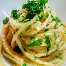 Spaghetti With Garlic Olive Oil And Pecorino Cheese Yesterday I Presented The Garlic Sauce Today For Lunch With That Sauc Garlic Sauce Lunch Pecorino Cheese
