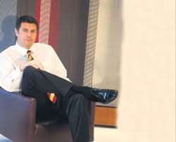 Yiğit şardan ismi cemal nalga skandalı ile de bir dönem gündeme oturmuştu. Muhalefetin Adayi Yigit Sardan Takvim