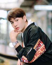 Akibat luka tusukan, chatsaran suwannakit ditemukan meninggal di sebuah townhouse di bangkok pada dini hari jumat, 6 agustus. 40 Toy Thanaphat Ideas Thai Drama In Ear Headphones Mens Tshirts