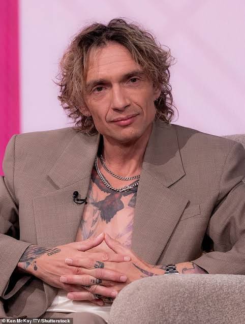 The Darkness announce new album and tour after Taylor Swift's viral moment  sent them to No.1 with the pop sensation gushing it is the 'greatest song  ever written' | Daily Mail Online