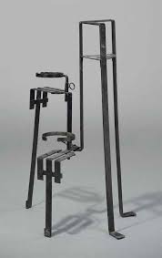 Pierre Chareau 1883 1950 Jardiniere Pf35 Vers 1924 En Lames De Fer Martele Patine Noir Composee De Trois Porte Plantes Articules Autour D Une Fixation Cen