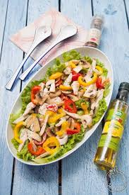 100 g glass noodles di soia, 1 peperone rosso, 1 cipollotto, 8 funghi cremini, 1 pezzetto zenzero, peperoncino (facoltativo), foglie menta fresca, foglie coriandolo fresco, olio evo, salsa di soia. Insalata Di Pollo Con Funghi E Peperoni Ideericette