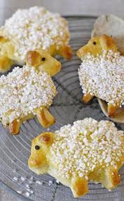 Diese Osterlammchen Aus Hefeteig Sind Fast Zu Schade Zum Vernaschen Hier Findet Ihr Noch Mehr Rezepte Um An Ostern Euren Ostern Rezepte Backen Lecker Rezepte