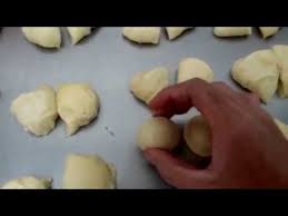 Bakpao adalah salah satu makanan yang dihasilkan oleh hasil bioteknologi dengan proses peragian. Cara Membulatkan Adonan Roti Youtube
