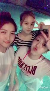 A soulmate au where sinb is markless and hopelessly in love with eunha and sowon, the perfect pair of soulmates. Gfriend Sowon Sinb Umji Have Fun In Swimming Pool At Night Celebrity Photos Videos Onehallyu