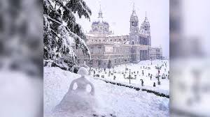 Existen distintos tipos de excursiones con raquetas de nieve: Estas Son Las Figuras De Nieve Mas Sorprendentes Que Hemos Encontrado En Madrid