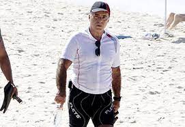 Imunizado, tony ramos diz que vacina não é cura, é prevenção. Tony Ramos Usa Bermuda Coladinha Para Caminhar Na Praia O Fuxico