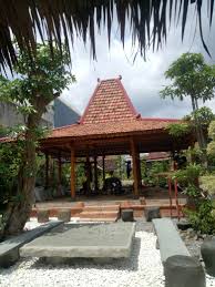 Bentuk bangunan tersebut berasal dari pengembangan rumah joglo yang menggunakan teras keliling. Jasa Pembuatan Rumah Joglo Profesional Harga Murah