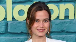 Sarah Catherine Hook Shows Off Fit Figure with White Lotus 3 Cast