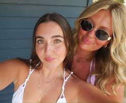 Ashley Lawless (@ashleylawless_) • Instagram-Fotos und -Videos