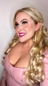 Anne Maroney's Instagram, Twitter & Facebook