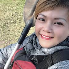 幫我選一下，要穿哪件衣服去台中簽書會😳？ 穿左，還是右？？？？ 左邊是《 人間孤獨卻與你一見如故》 右邊是《 心很小裝喜歡的事就好》 【