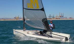 O barco de carbono está inscrito na classe orc e chama atenção nas raias pelas cores laranja e azul. Que Barcos Competiran En Paris 2024 Valencia Decide