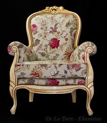 Sillon Colonial Reina Ana Patinado Dorado A La Hoja En La Parte Del Tallado Sillon Clasico Sillones Muebles