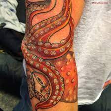 Tatouage Homme Coude Pieuvre Idees De Tatouages Modele Tatouage Tatouage Couronne