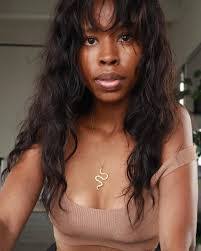 Mia Henderson's Instagram, Twitter & Facebook