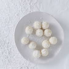 Truffes Aux Noix De Coco Et De Macadam Les Fins Gourmets Amateurs De Noix De Macadam Et De Chocolat Blanc Seront Truffes A La Noix De Coco Noix De Coco Truffe