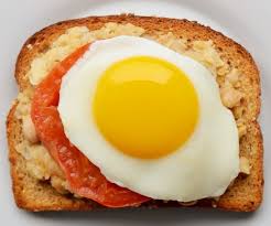 Se lasa feliile la prajit pana se inmoaie branza, se scot pe servetel absorbant, apoi se aseaza pe farfurie sau platou. 30 De Moduri De A Servi O Simpla Felie De Paine Prajita