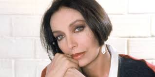 Sa fille, lisa azuelos, vient de s'exprimer pour la première fois depuis le décès de sa maman, et a tenu à remercier les personnes qui l'ont soutenue dans cette épreuve : Marie Laforet Sa Fille Lisa Azuelos S Est Preparee A Son Depart Grace A Une Retraite Speciale