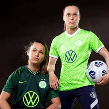 Dabei sorgt ein hologramm des wappens für aufsehen. Night Moves Vfl Wolfsburg Shifts Into Dark Mode With 2021 22 Home And Away Kits Sportslogos Net News
