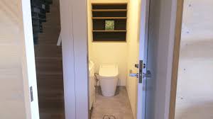 トイレ収納がないと後悔する 注文住宅の造作家具で作る壁埋め込み式トイレ収納 2021 収納 注文住宅 造作 収納