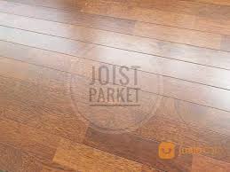 Kayu merupakan benda yang memiliki sifat dasar susut muai, dalam tekhnis pemasangan perlu di sesuaikan dengan tingkat mc atau standar kekeringan dengan area lokasi yang akan di pasang,misalkan untuk area jakarta,mc kayu paling baik adalah di kisaran 9 sampai 12%, berbeda dengan tingkat mc yng di gunakan untuk daerah dingin seperti puncak bogor. Lantai Kayu Parket Flooring Merbau Unit Joint Yogyakarta Jualo