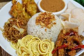 Ketan urab, adalah ketan biasa yang dikukus dan ditaburi parutan kelapa. 10 Lauk Pendamping Nasi Uduk Yang Bikin Makan Jadi Kalap