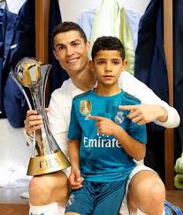 , découvrez la page biographie de cristiano ronaldo avec wiki, age, mariage, tailles et plus encore sur celebrity.tn. Cr7 Son Fils Cris Jr Avec Le Trophee Du Mondial Des Clubs Remporte Face A Gremio Le 16 12 2017 A Abu Dhabi Cristiano Ronaldo Ronaldo Cristiano Jr