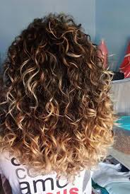 Curly Hairstyle For Women In New Best App 80 Wavy Hair Styles Weddinghairstyle Ha Medium Curly Hair Styles Medium Hair Styles Curly Hair Styles Naturally