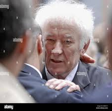 News funeral heaney hi-res stock photography and images