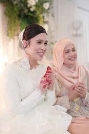 Gambar ini dapat kamu download bersama mutu hd secara gratis disini. Baju Pengantin Pemberian Dari Seorang Kain Lace Cantik Murah Facebook