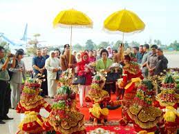 Tari sekapur sirih merupakan tarian adat yang berasal dari provinsi jambi, namun seiring waktu meluas ke beberapa daerah seperti riau dan kepulauan riau. Tari Sekapur Sirih Sejarah Makna Pola Lantai Dan Properti