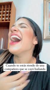 Todo son risas y diversión hasta que sabes que te puede pasar a ti  también🙃., Una vez una amiga y yo en plena presentación chocamos🧟‍♀️,  Sonó tan fuerte el choque de las piernas que fue imposible de ...