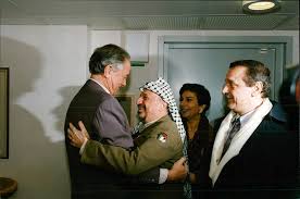 Vintage photo of Sten Andersson embraces Palestine's leader Yassir Arafat :  Amazon.co.uk: Home & Kitchen