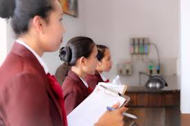 Pertanyaan yang sederhana namun menyeramkan ini hampir dapat dijamin muncul di awal setiap interview. Interview Kerja Yang Mengasyikkan Kampus Pariwisata Bali Kampus Perhotelan Bali