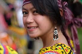 Suku dayak berasal dari daerah. Kerajinan Tangan Motif Manik Manik Khas Suku Dayak Tamambalo Pesonaindonesia Kompas Com