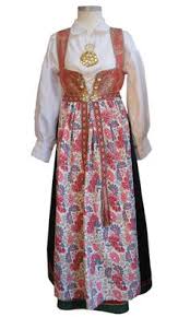 Prisen inkluderer bunad med håndbrodert forkle. Troye Til Amlibunaden Aust Agder Bunad Mod Fiskevatn