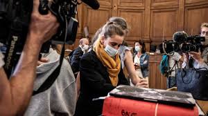 Valérie bacot a été violée pour la première fois à l'âge de 12 ans par l'amant de sa mère, daniel polette, de 25 ans plus âgé qu'elle. Ejnw1zbteatjsm