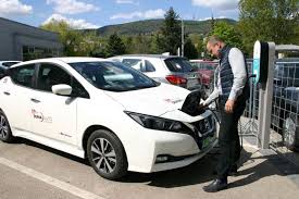 Ötmilliárd forintos keretösszegű pályázat indul szerdán a tisztán elektromos autók és segédmotoros kerékpárok beszerzésének támogatására. Elektromos Auto Palyazat Dunaauto Duna Auto Zrt