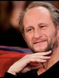 VIDEO L'étrange comportement de Benoît Poelvoorde face à Claire Chazal