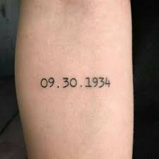Le tatouage date de naissance a deux significations. 12 Idees De Date Tattoo En 2021 Tatouage Style Tatouage Tatouages Minimalistes